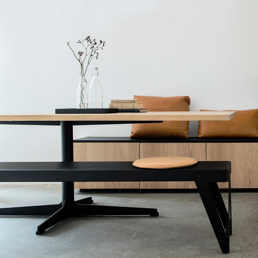Complete eethoek met maatwerk tafel, kastenwand met doorlopende zitbank en stalen eetbankje