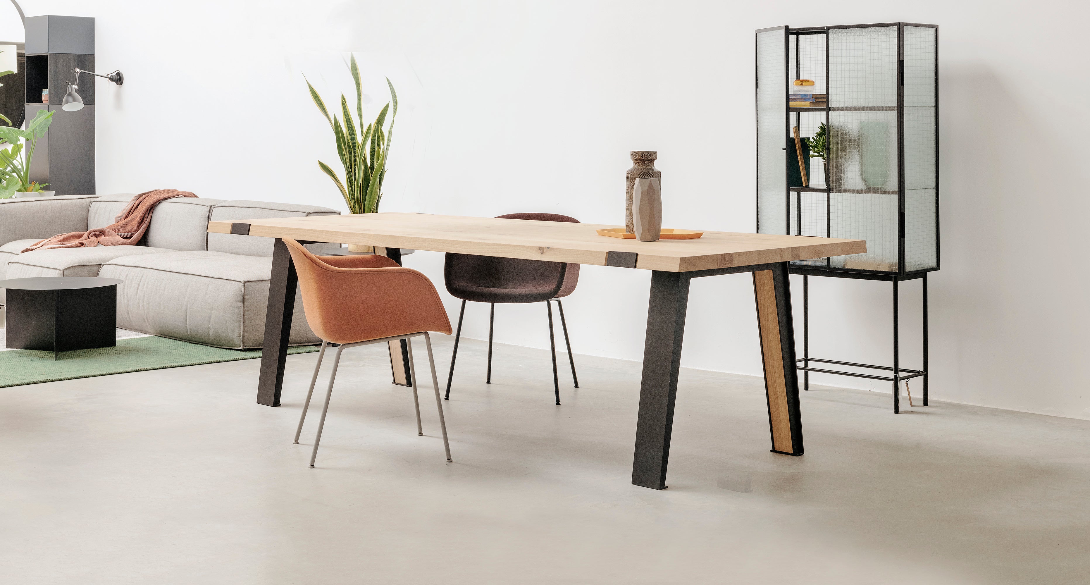 Maatwerk tafel Quint met massief eiken blad en stalen onderstel interieur Houtmerk Breda
