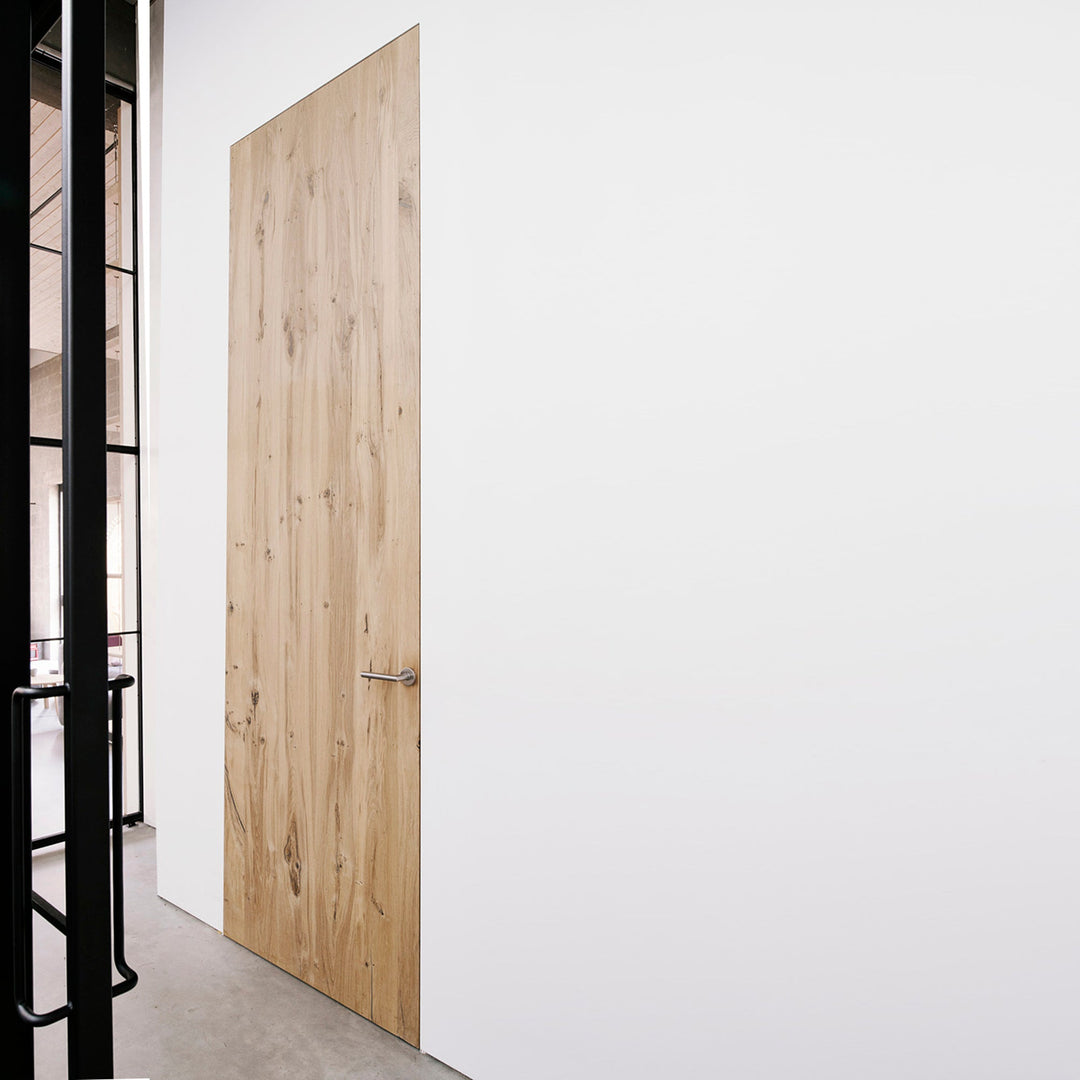 Houtmerk - Maatwerk houten deur met onzichtbaar kozijn - Noten Deuren Houtmerk