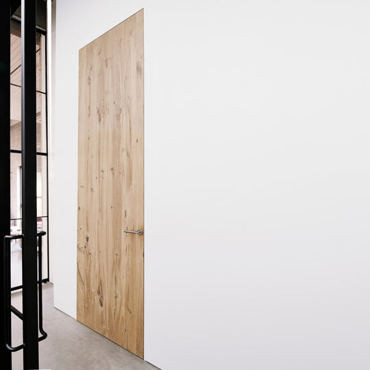Houtmerk - Maatwerk houten deur met onzichtbaar kozijn - Noten Deuren Houtmerk