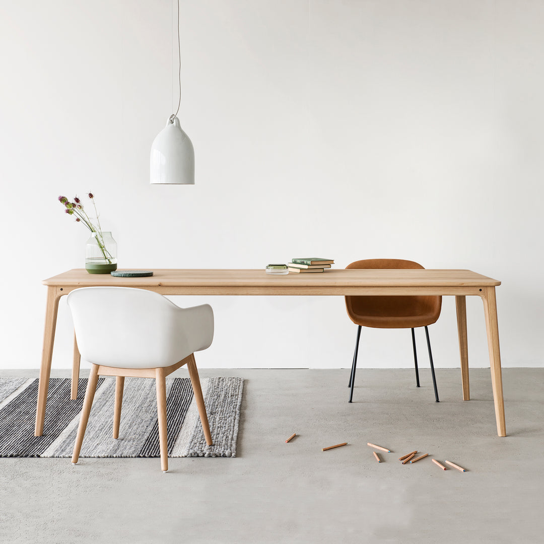 Volledig massief houten eettafel Walden met minimalistisch Scandinavisch uiterlijk