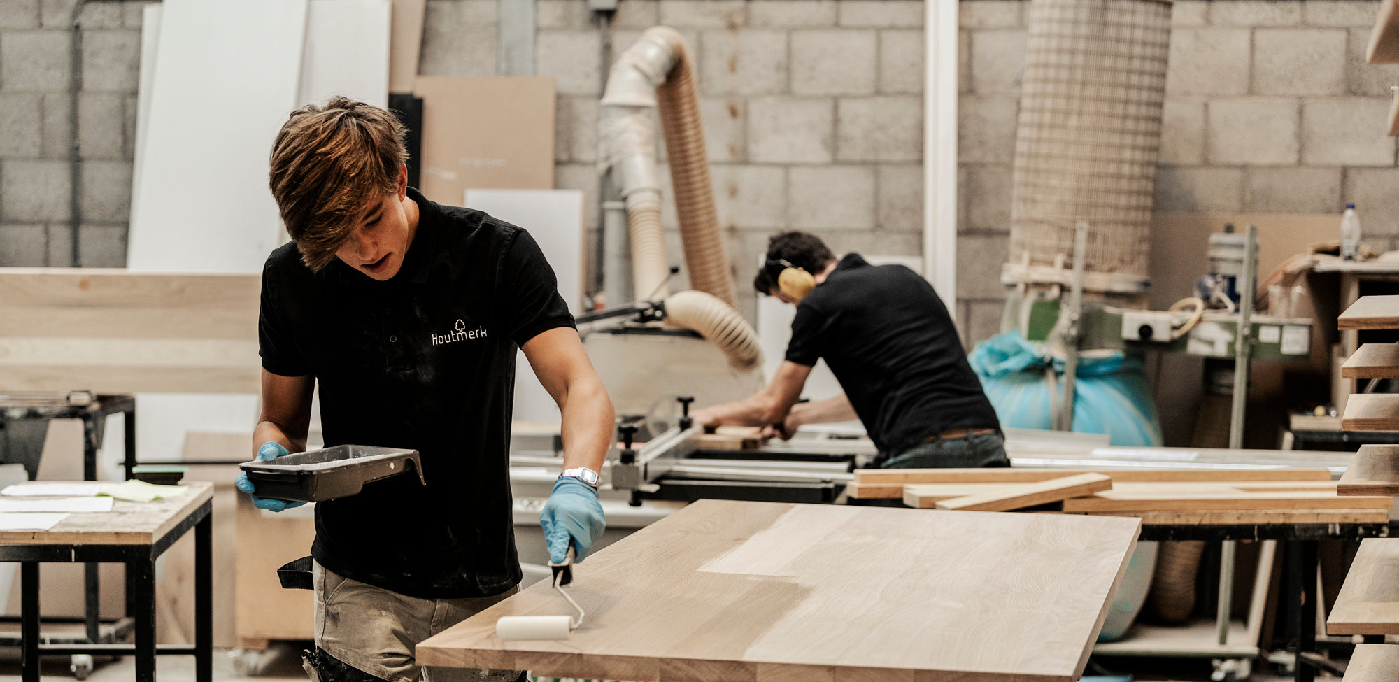 Transparante lak aanbrengen op massief houten panelen in onze meubelmakerij