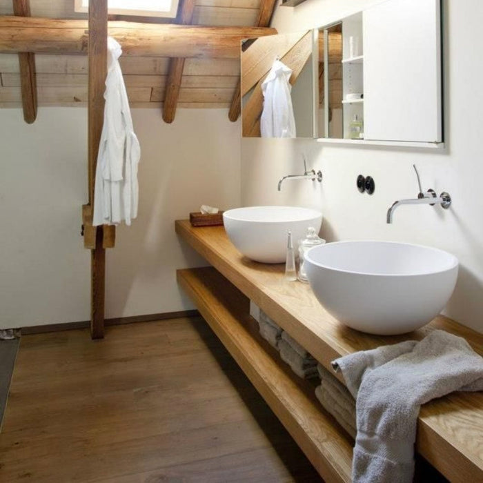 Stoere badkamer met lange houten wandplanken voor waskommen