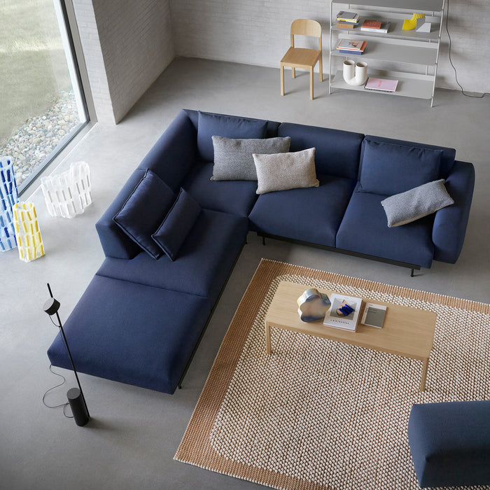 De modulaire Muuto In Situ sofa is een bank met een strak lijnenspel, slank stalen onderstel en vele mogelijkheden tot het samenstellen van bijzondere composities. Een ideale bank voor grotere ruimtes