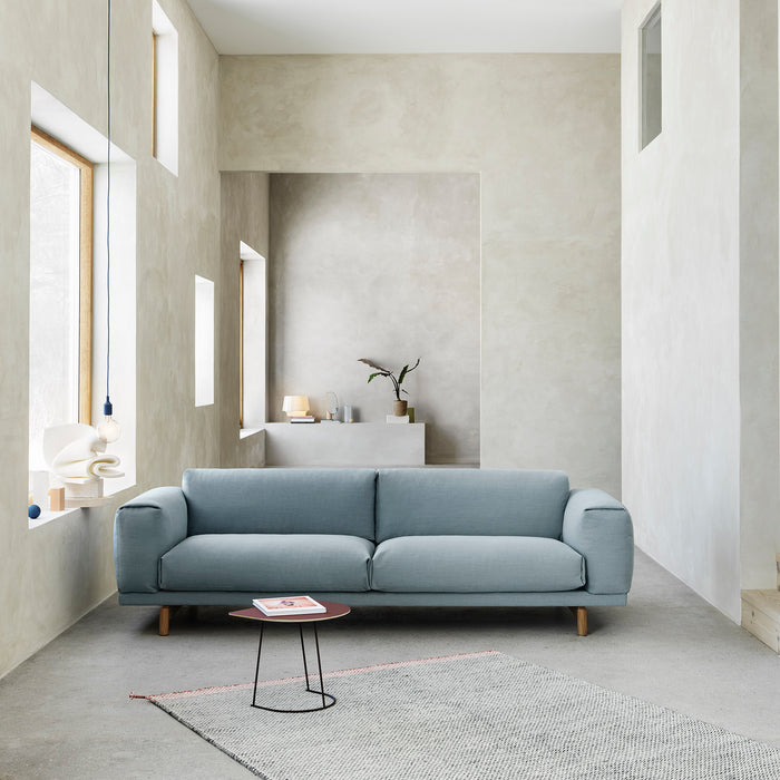 Grijsblauwe Muuto Rest sofa met Airy bijzettafel in betonlook living