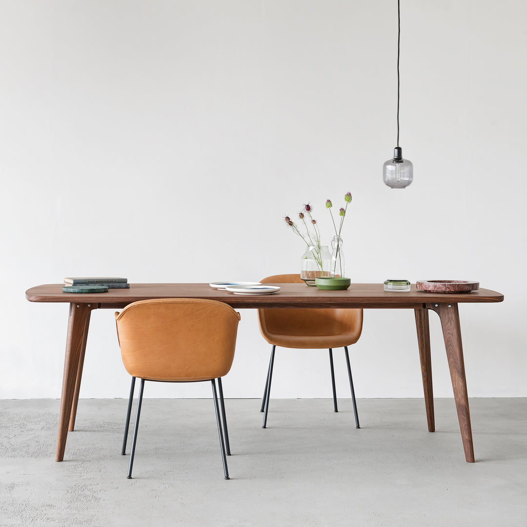 Stijlvolle Fjord eettafel op maat in massief donker notenhout met Muuto Fiber stoelen in cognac leer