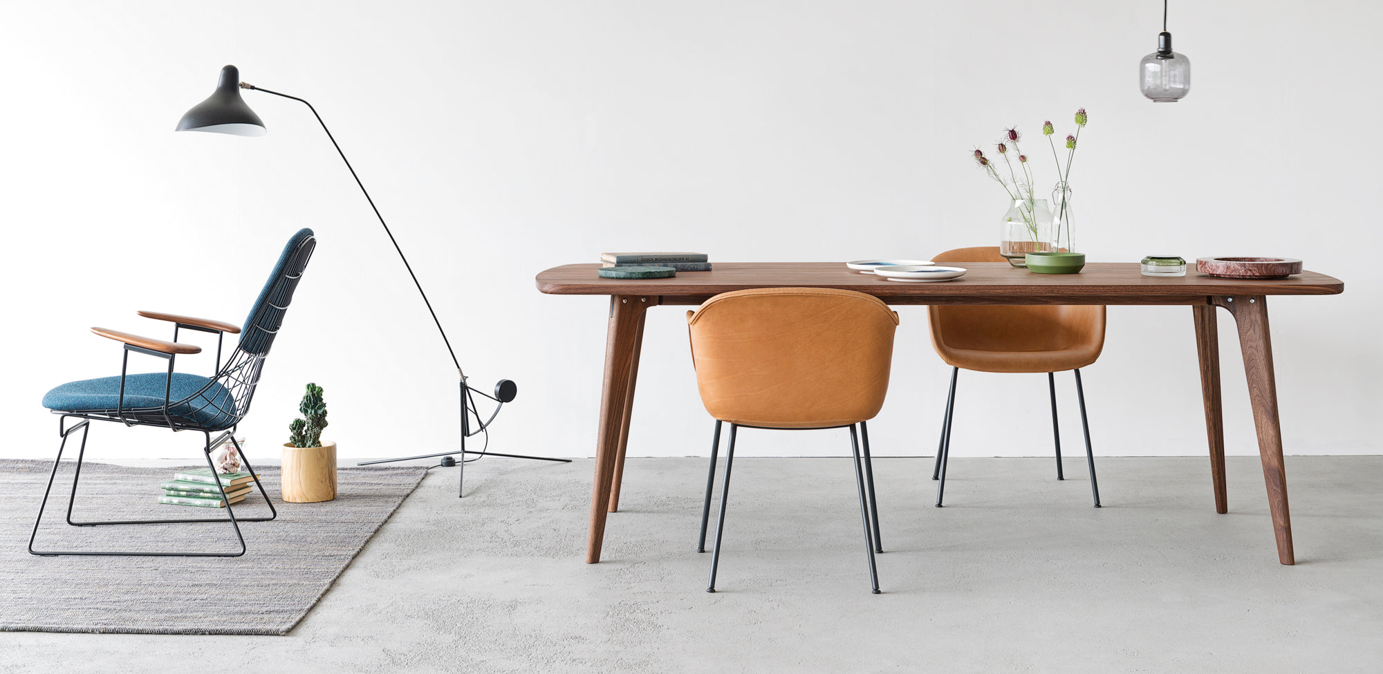 Eettafel van notenhout in Scandinavisch design