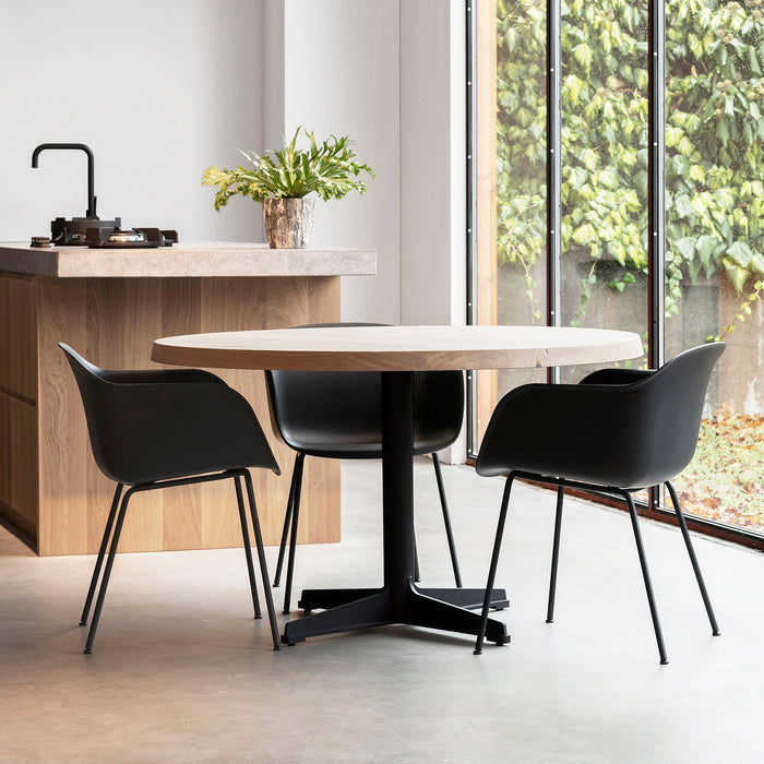 Muuto Fiber stoelen en ronde Still tafel met massief houten blad en stalen kruispoot