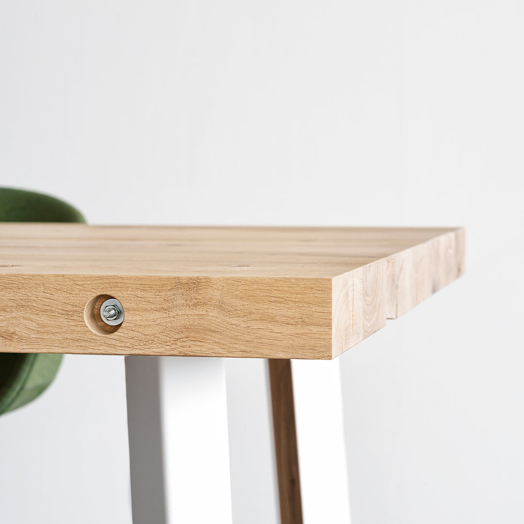 Stoere houten tafel op maat met rechthoekig tafelblad en stalen poten in witte poedercoating