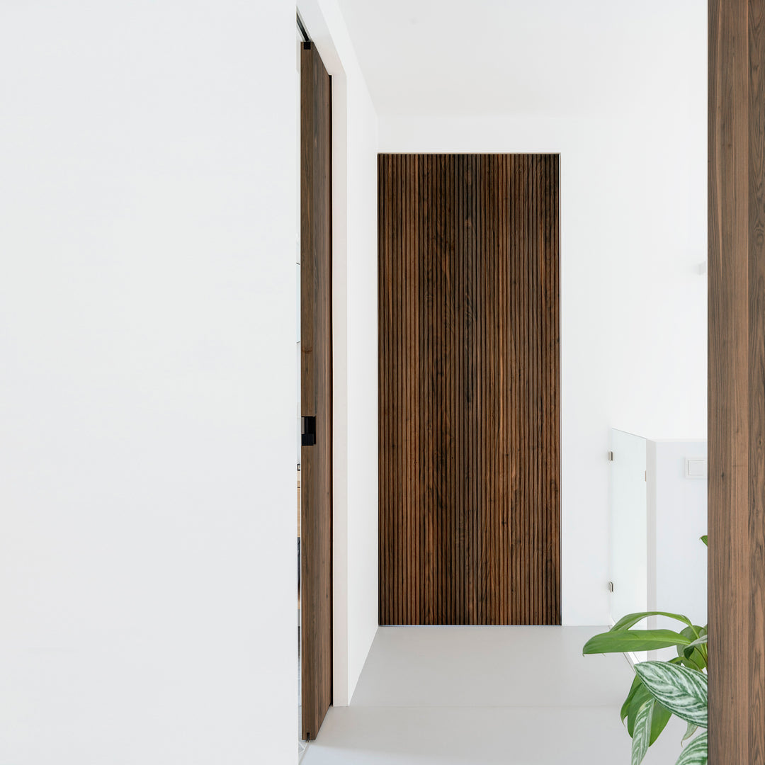 Houtmerk - Maatwerk houten Schuifdeur - Geprofileerd noten Deuren Houtmerk