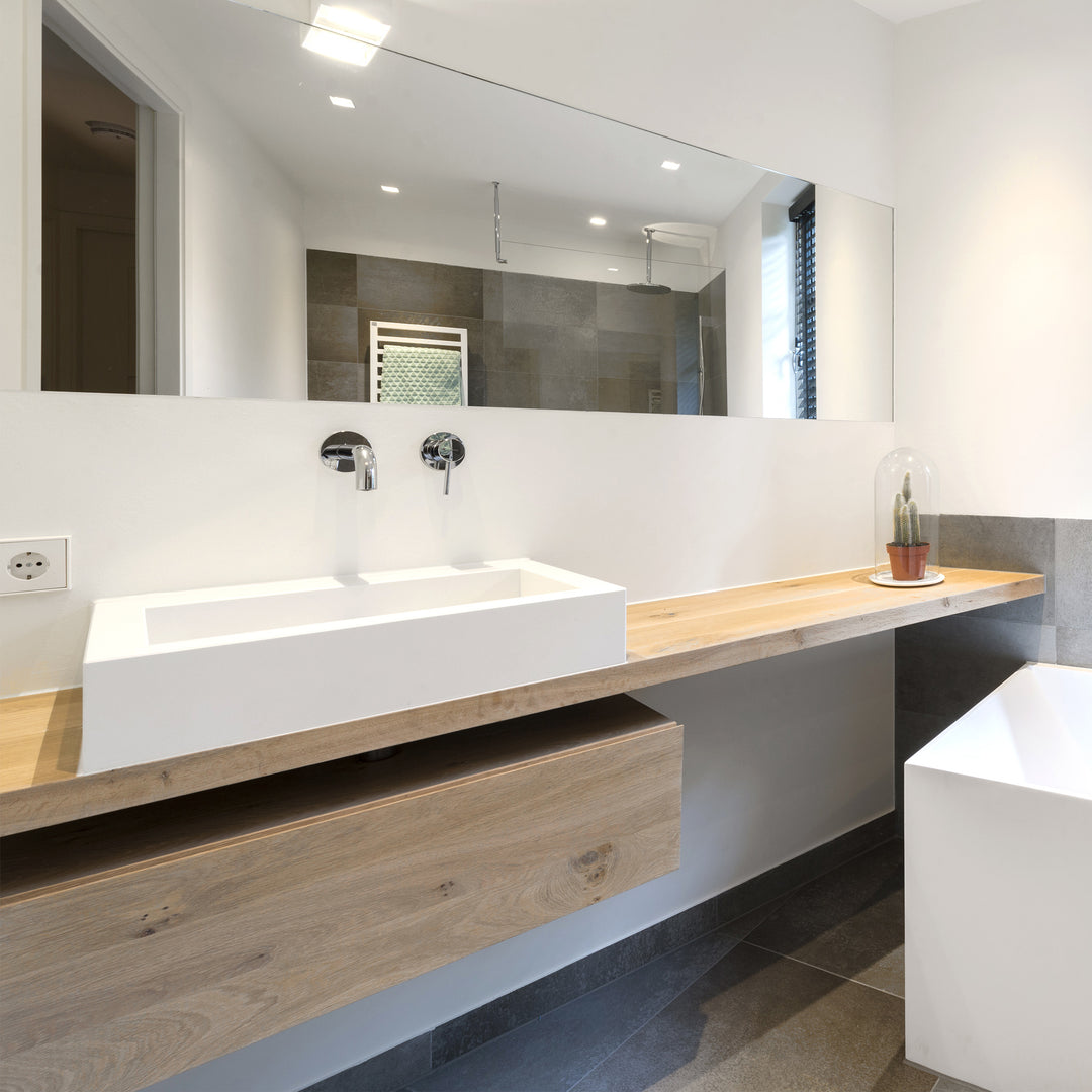 Losse wandkast met wastafel op zwevende plank in de badkamer