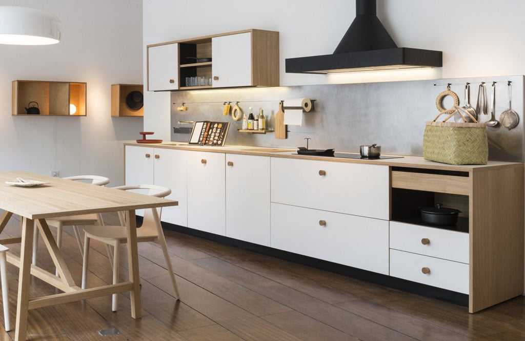 Witte keuken met houten werkblad en panelen