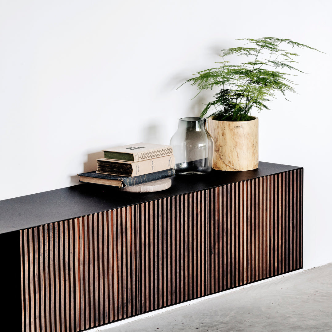 Maatwerk tv-meubel of dressoir van plaatstaal en houten fronten met groeven profiel