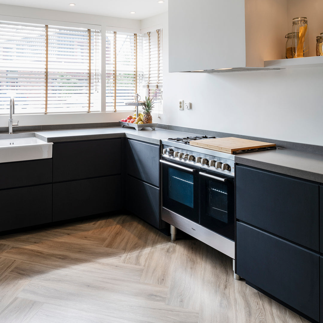 Zwarte hoek keuken met natuursteen werkblad