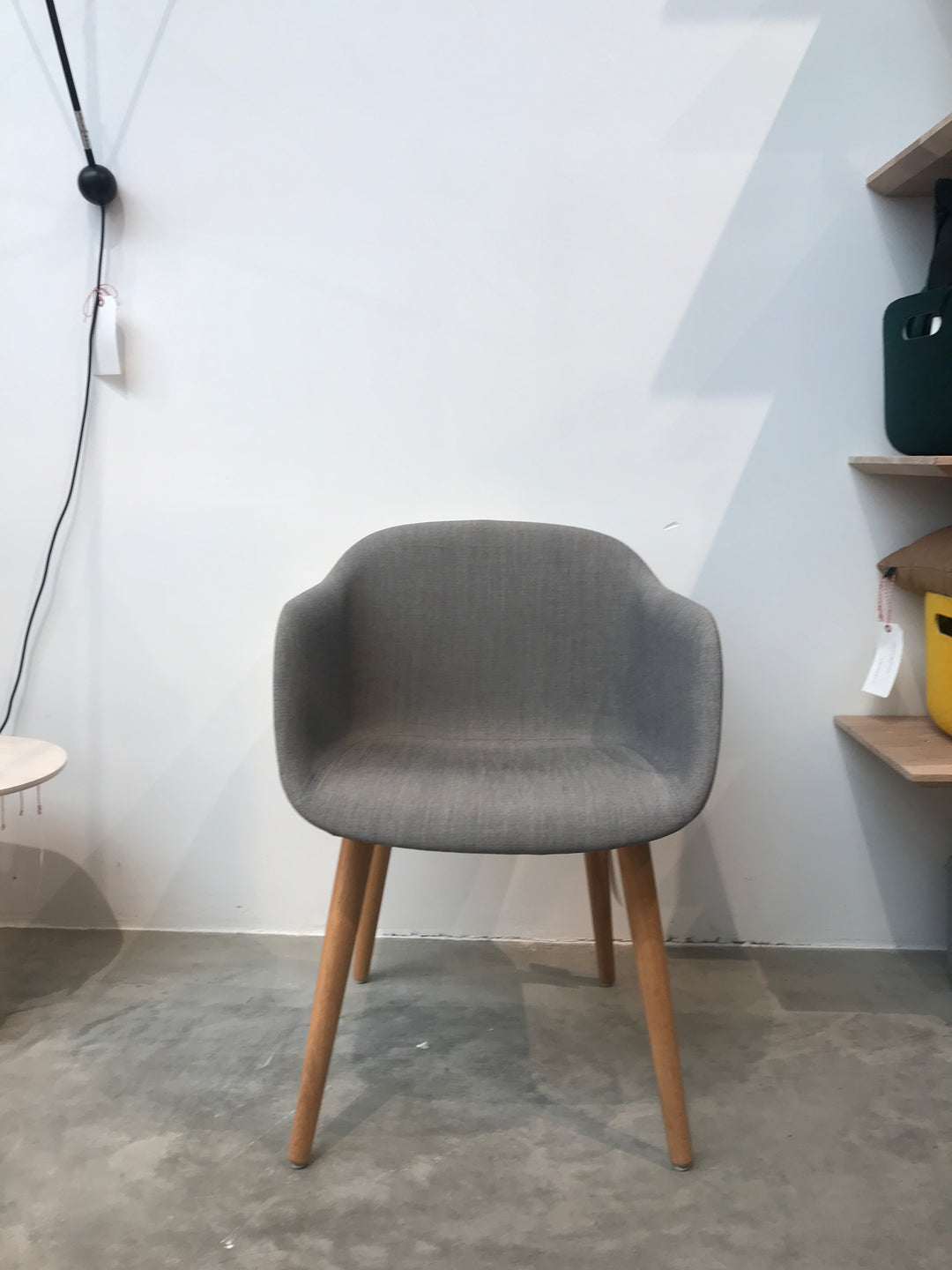 Muuto - Fiber Armchair - Witte Kuipstoel Wood Base met Grijze Remix Stoffering - SALE Stoelen Houtmerk