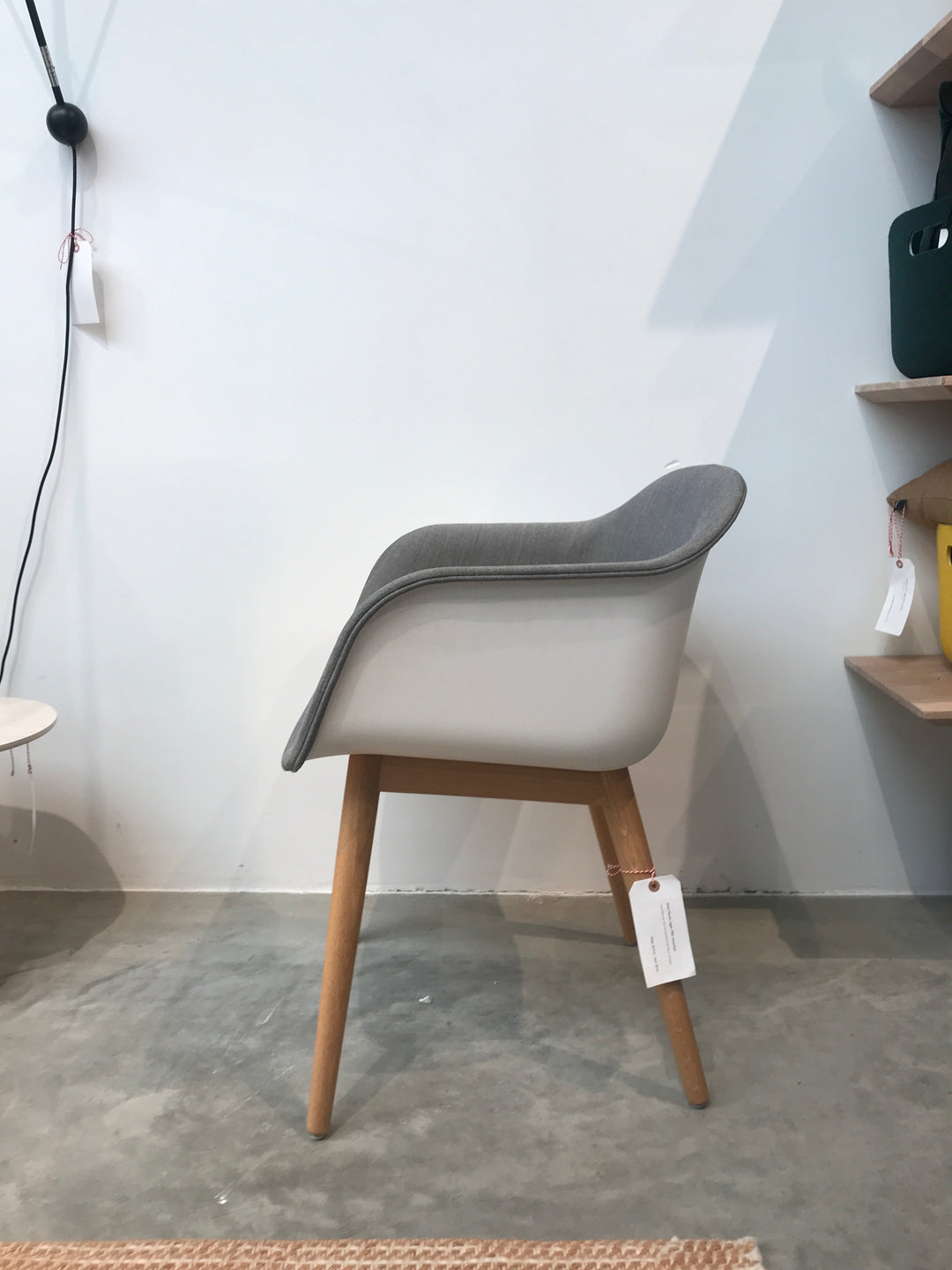 Muuto - Fiber Armchair - Witte Kuipstoel Wood Base met Grijze Remix Stoffering - SALE Stoelen Houtmerk
