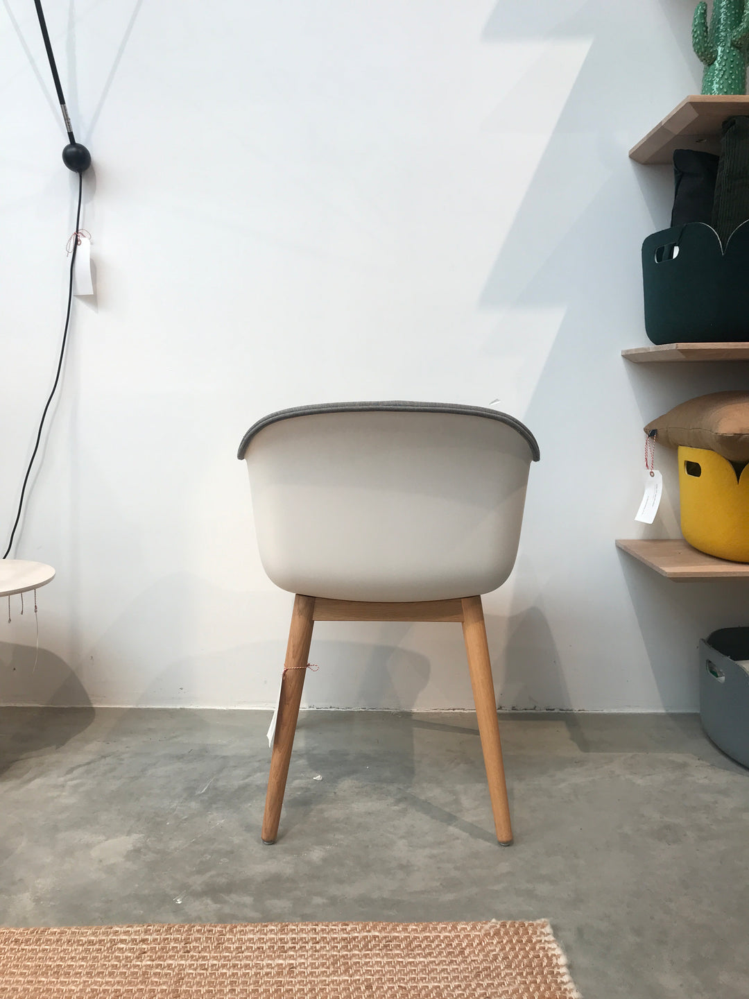 Muuto - Fiber Armchair - Witte Kuipstoel Wood Base met Grijze Remix Stoffering - SALE Stoelen Houtmerk