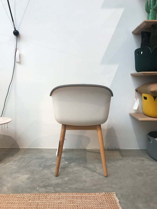 Muuto - Fiber Armchair - Witte Kuipstoel Wood Base met Grijze Remix Stoffering - SALE Stoelen Houtmerk