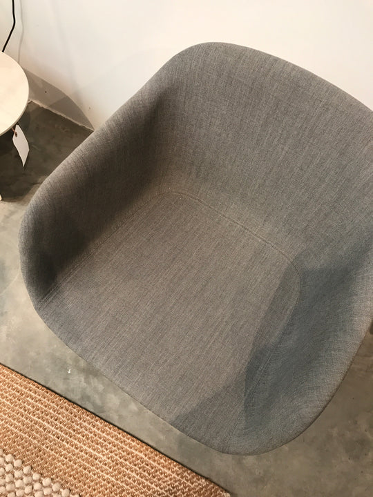 Muuto - Fiber Armchair - Witte Kuipstoel Wood Base met Grijze Remix Stoffering - SALE Stoelen Houtmerk