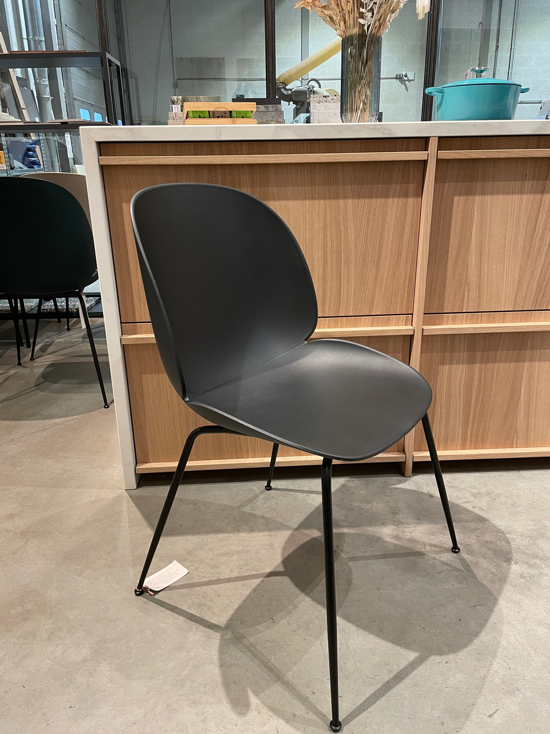 Gubi Beetle Tube base Zwart Black - SALE Stoelen Houtmerk
