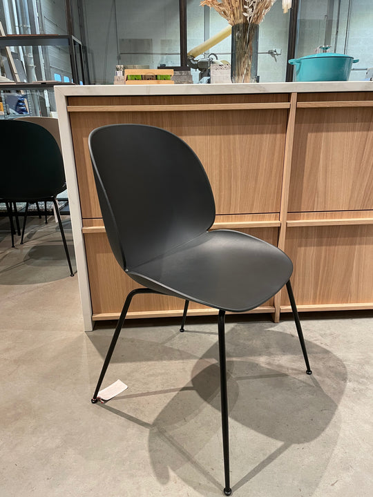 Gubi Beetle Tube base Zwart Black - SALE Stoelen Houtmerk