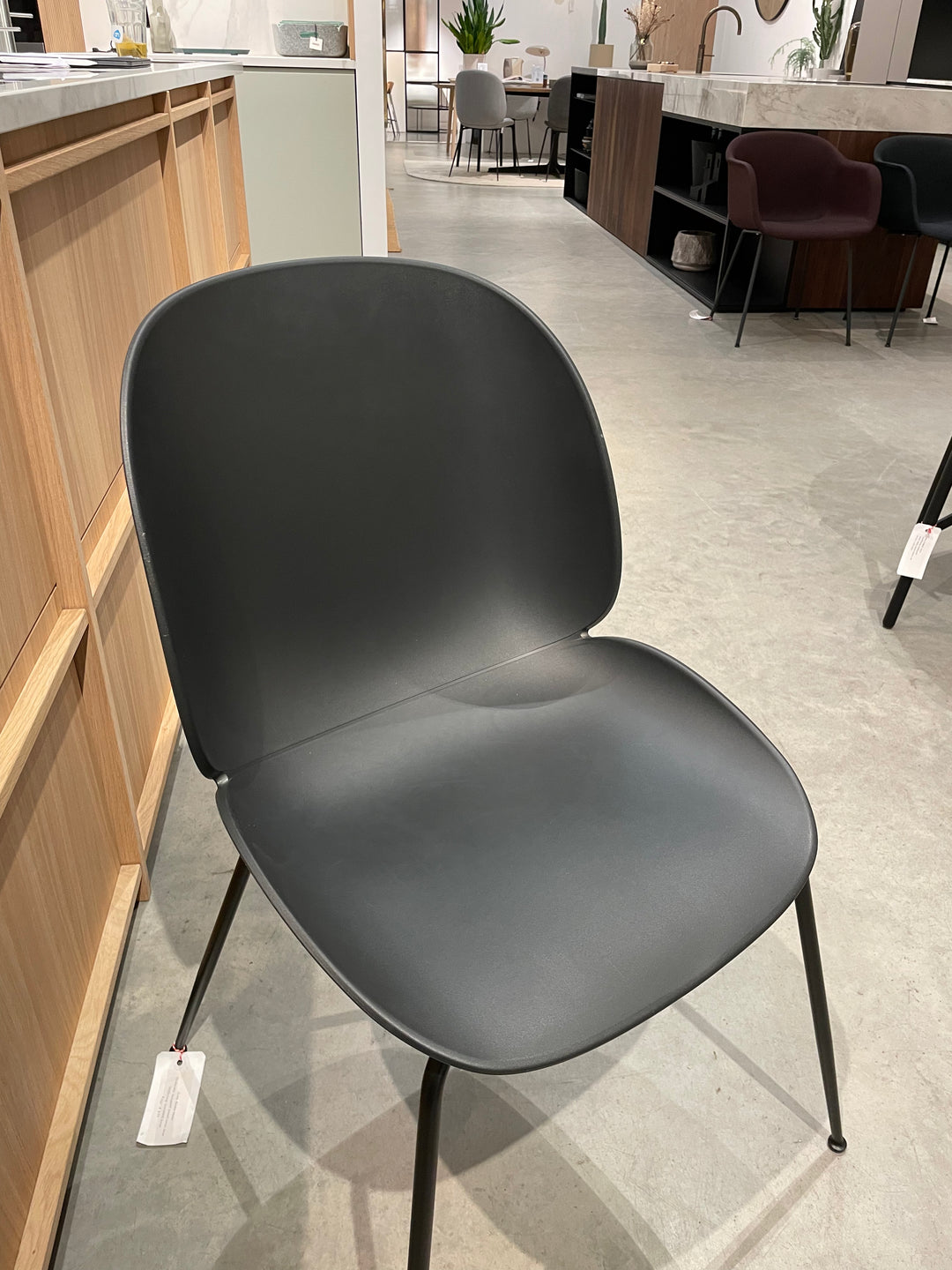 Gubi Beetle Tube base Zwart Black - SALE Stoelen Houtmerk