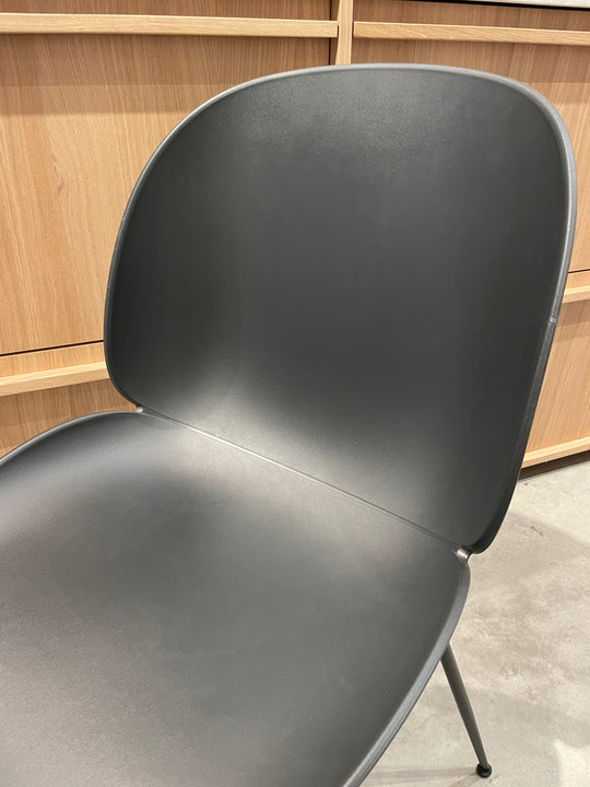 Gubi Beetle Tube base Zwart Black - SALE Stoelen Houtmerk