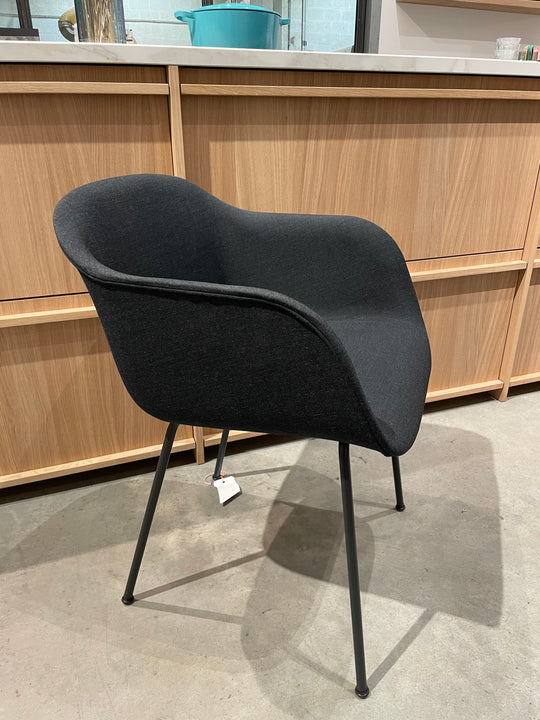Muuto Fiber Armchair Tube base Black Gestoffeerd - SALE Stoelen Houtmerk
