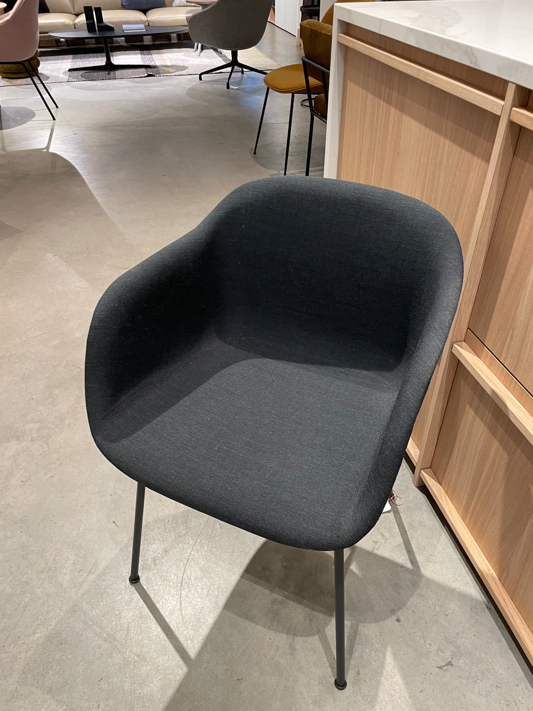 Muuto Fiber Armchair Tube base Black Gestoffeerd - SALE Stoelen Houtmerk