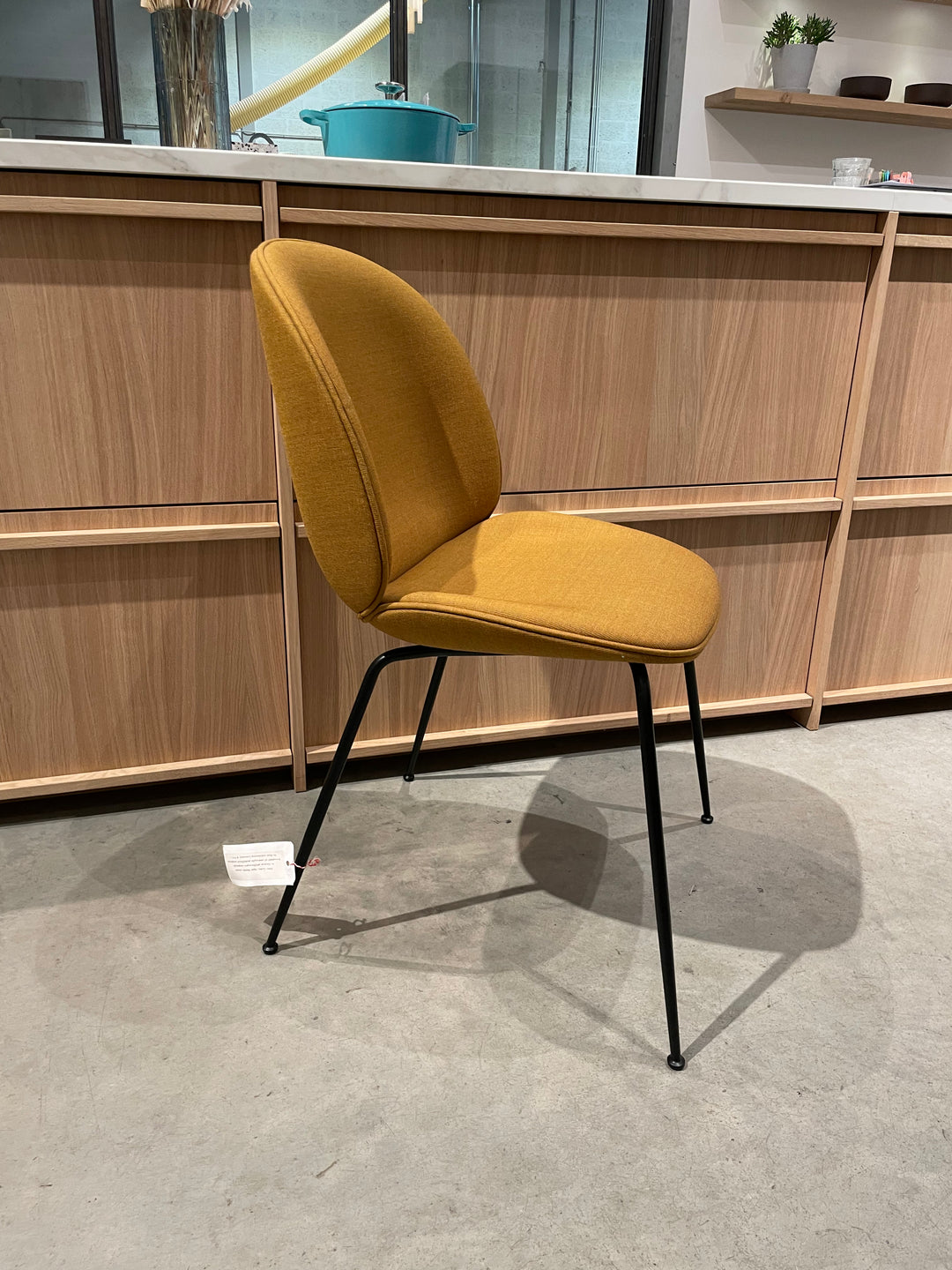 Gubi Beetle Tube base Kvadrat Canvas - SALE Stoelen Houtmerk