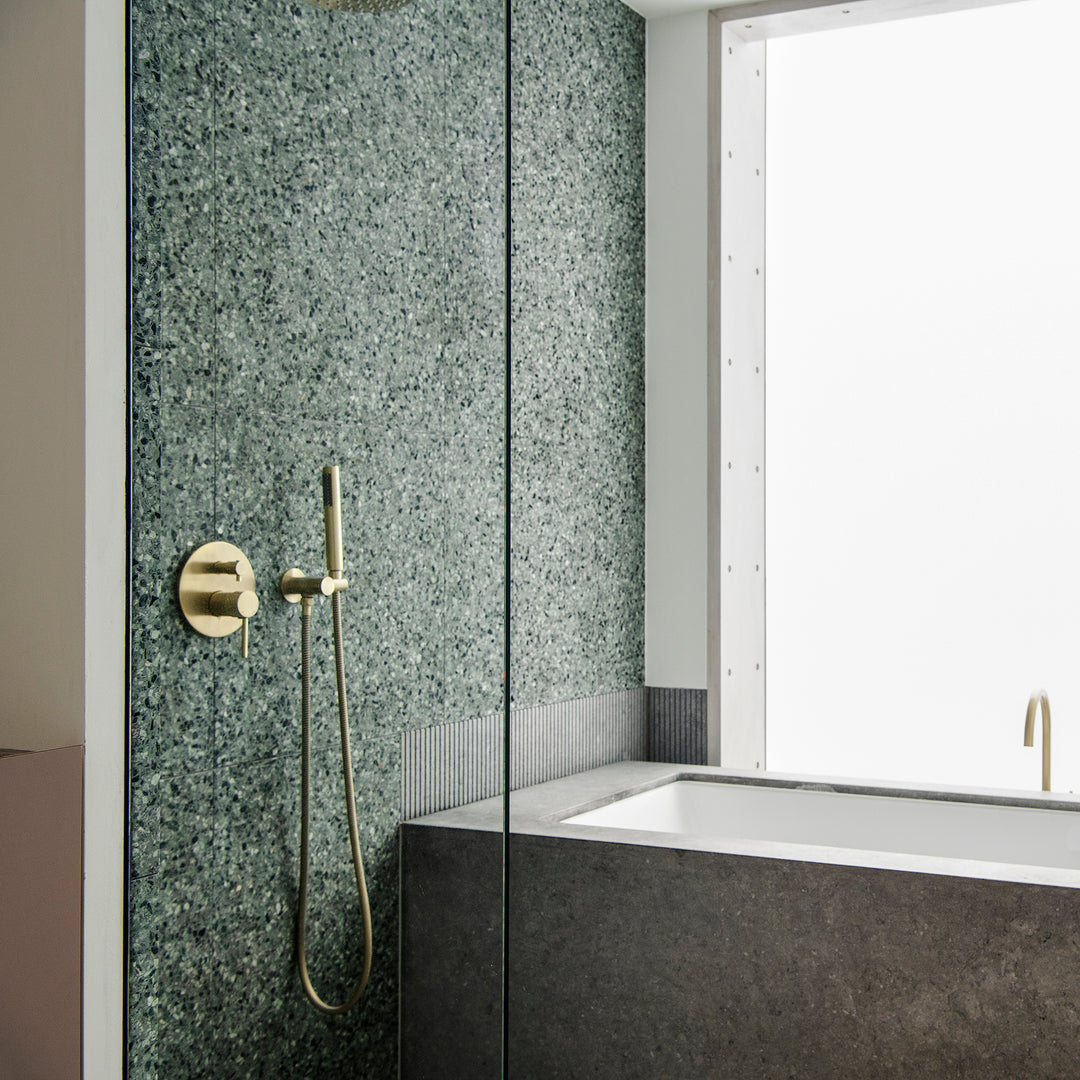 Houtmerk - Houten Badmeubel Lavar - notenhout met natuursteen opzetwastafel - Maatwerk Badmeubels Houtmerk