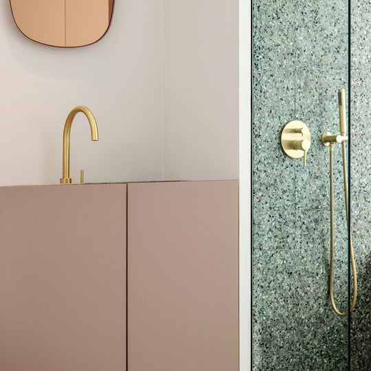 Houtmerk - Houten Badmeubel Niche - notenhout met verzonken natuursteen wastafel Badmeubels Houtmerk