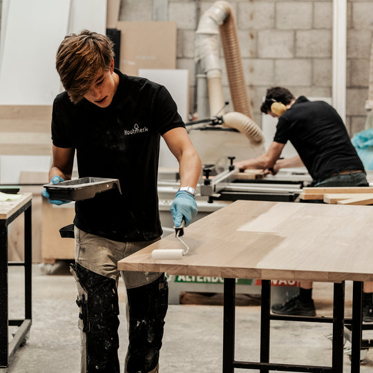 Houtmerk – Bewerking – Afwerking met kleurloze lak Bewerkingen Houtmerk