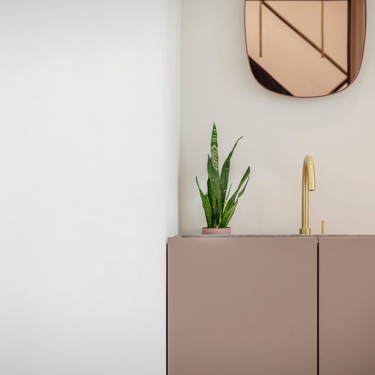 Houtmerk - Houten Badmeubel Niche - notenhout met verzonken natuursteen wastafel Badmeubels Houtmerk