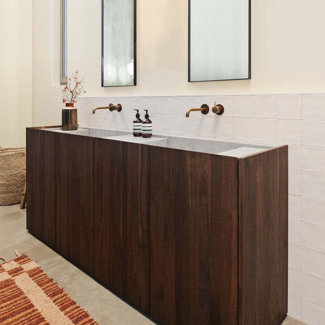 Houtmerk - Houten Badmeubel Niche - notenhout met verzonken natuursteen wastafel Badmeubels Houtmerk