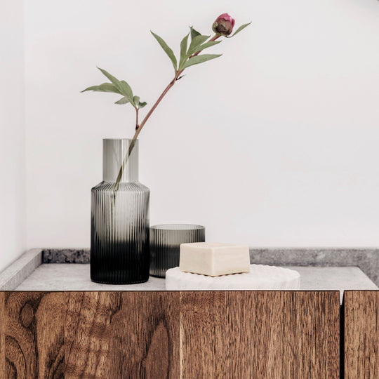 Houtmerk - Houten Badmeubel Niche - notenhout met verzonken natuursteen wastafel Badmeubels Houtmerk