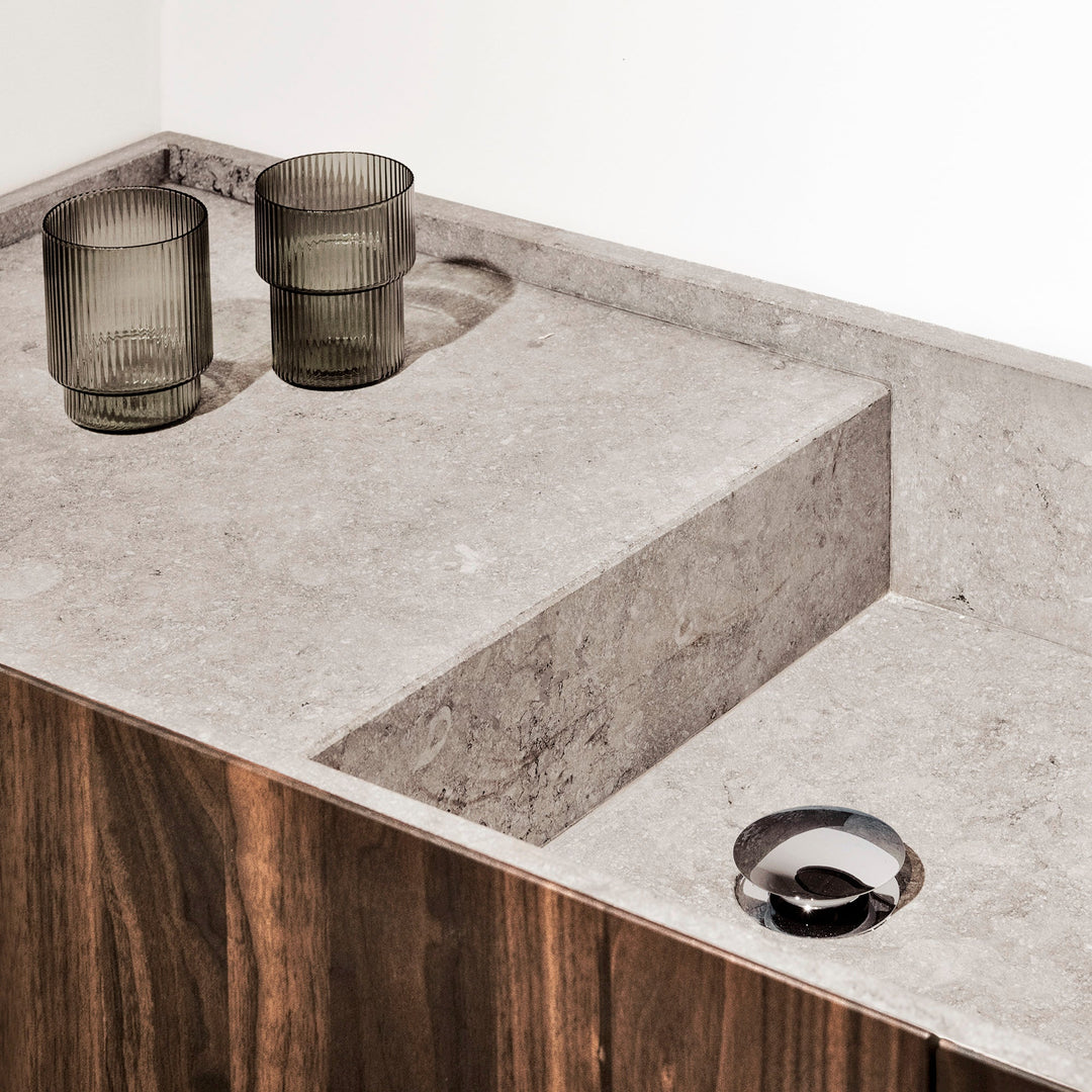 Houtmerk - Houten Badmeubel Niche - notenhout met verzonken natuursteen wastafel Badmeubels Houtmerk