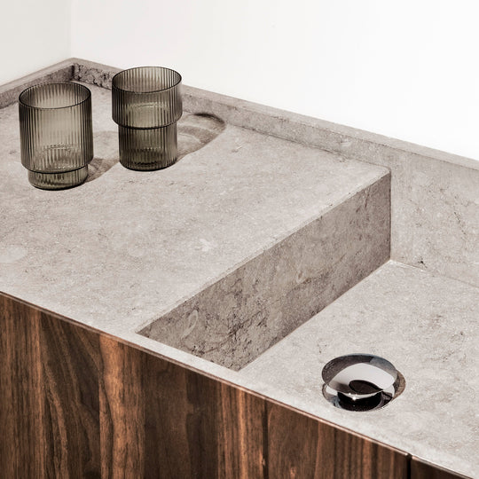 Houtmerk - Houten Badmeubel Niche - notenhout met verzonken natuursteen wastafel Badmeubels Houtmerk