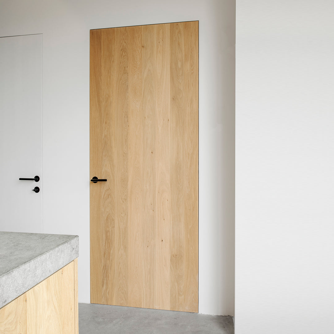 Houtmerk - Maatwerk houten deur met onzichtbaar kozijn - Eiken Deuren Houtmerk