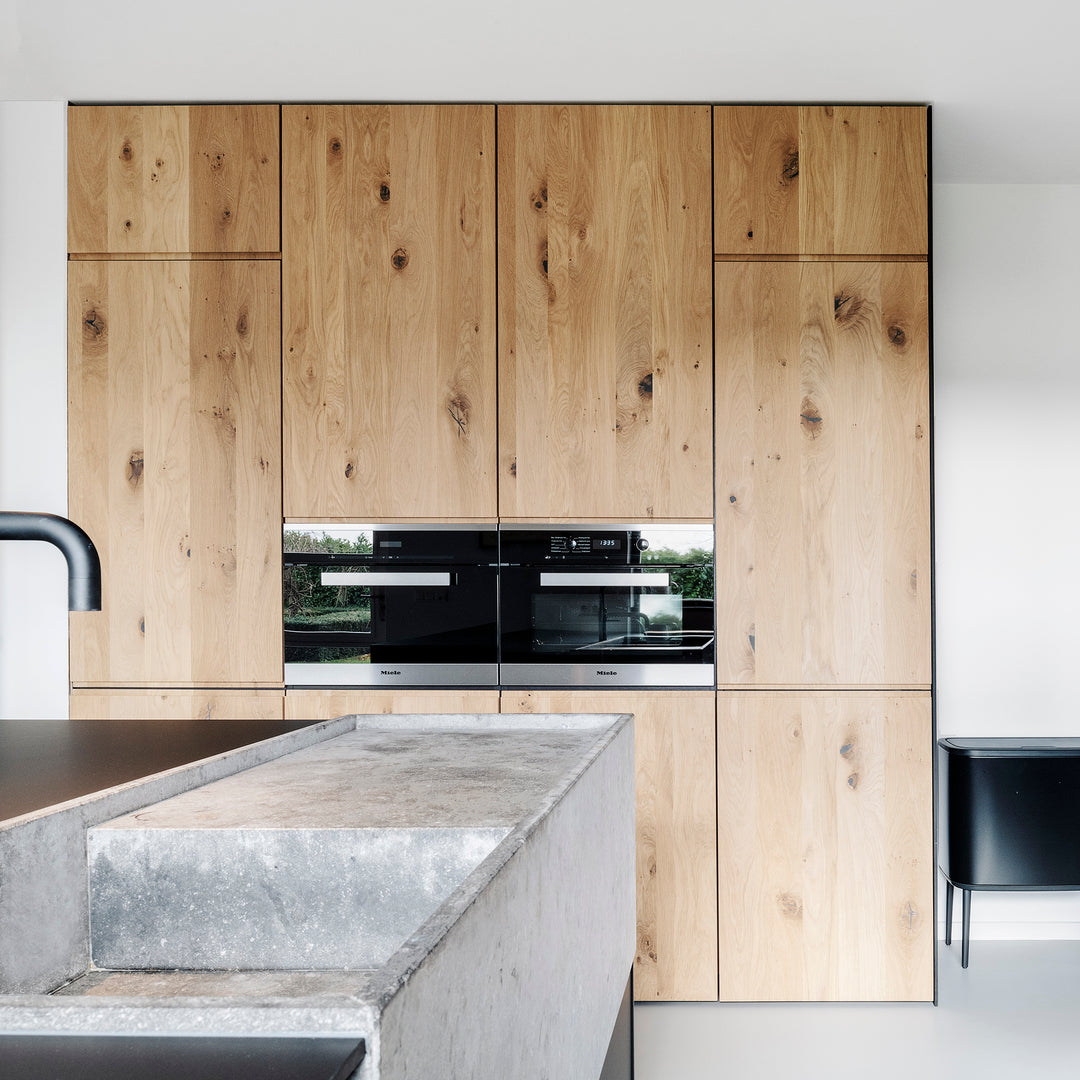 Houtmerk - Keuken op maat met Arpa Fenix werkblad, Concreto spoelbak en houten kastenwand met open vakken in plaatstaal Keukens Houtmerk   