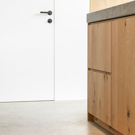 Houtmerk - Maatwerk houten deur met onzichtbaar kozijn - Eiken Deuren Houtmerk