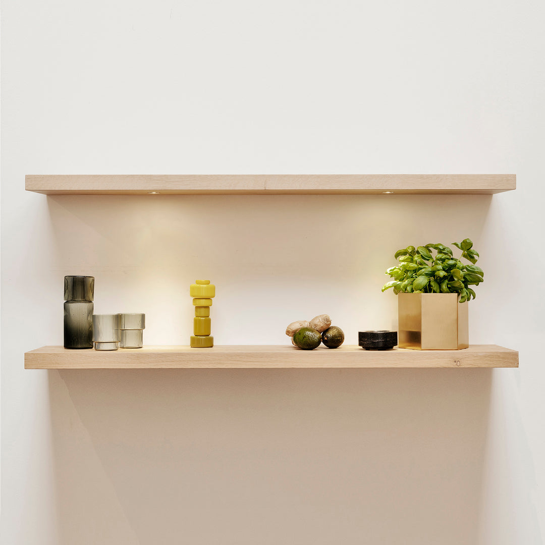 Houtmerk - Houten Wandplank met spotverlichting - Maatwerk massief Eiken Wandplanken Houtmerk