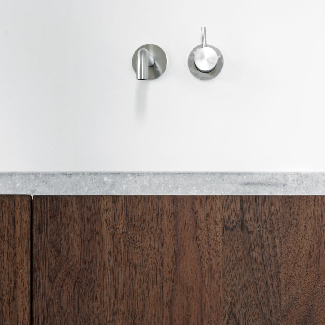 Houtmerk - Houten Badmeubel Niche - notenhout met verzonken natuursteen wastafel-Houtmerk-Houten Badmeubel Niche notenhout met natuurstenen wastafel | Houtmerk