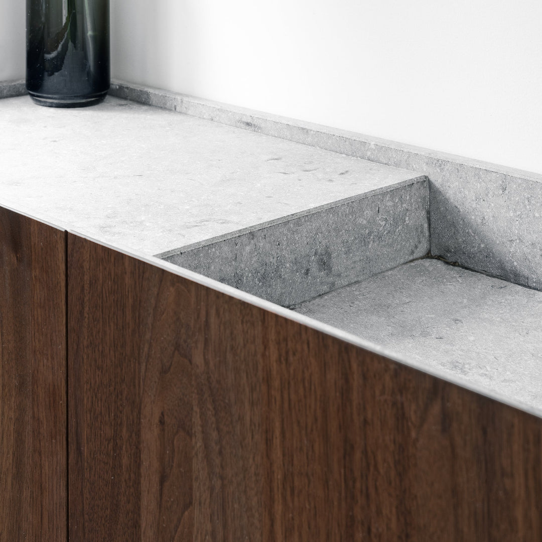 Houtmerk - Houten Badmeubel Niche - notenhout met verzonken natuursteen wastafel-Houtmerk-Houten Badmeubel Niche notenhout met natuurstenen wastafel | Houtmerk