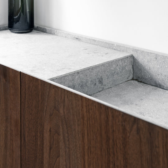 Houtmerk - Houten Badmeubel Niche - notenhout met verzonken natuursteen wastafel-Houtmerk-Houten Badmeubel Niche notenhout met natuurstenen wastafel | Houtmerk