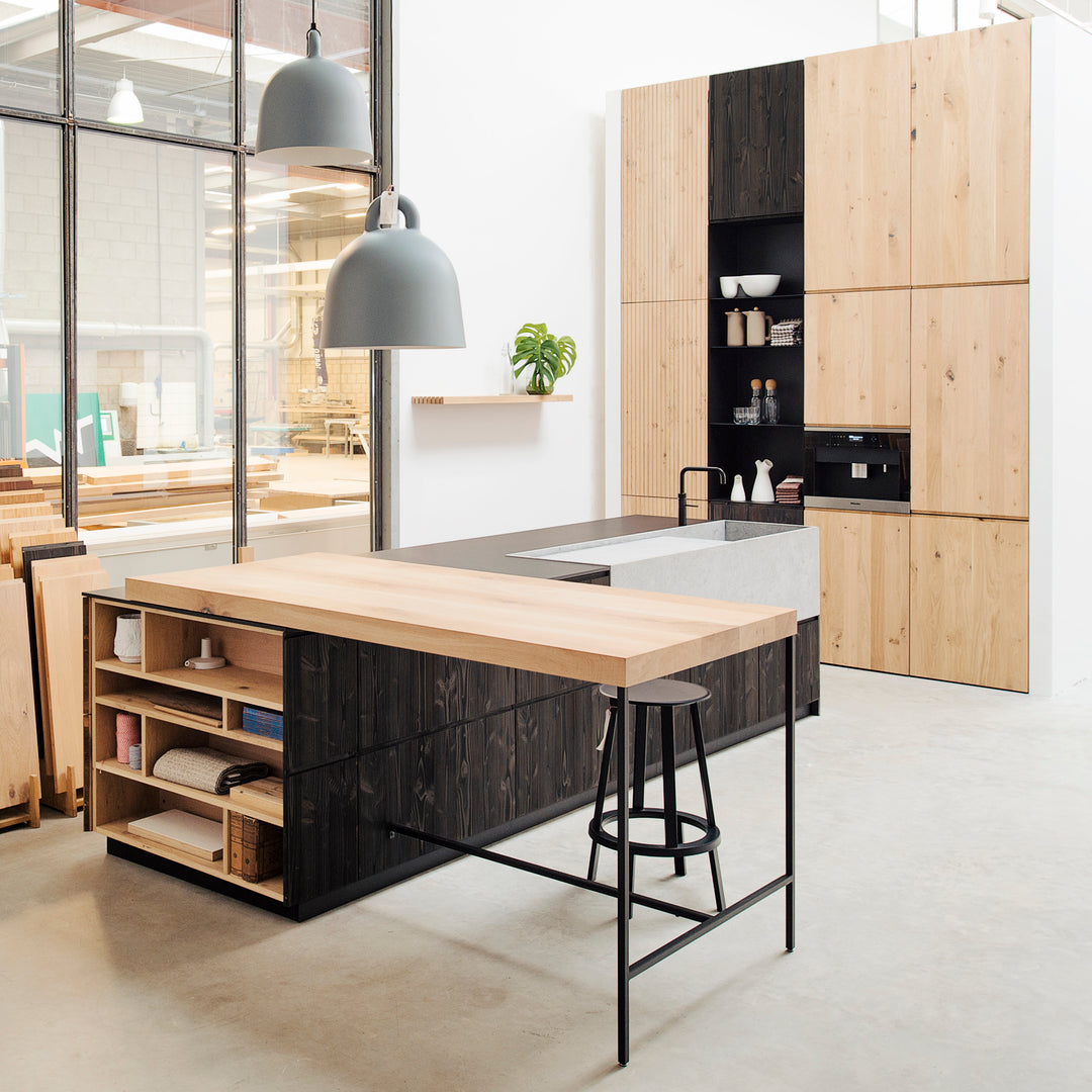 Houtmerk - Keuken op maat met Arpa Fenix werkblad, Concreto spoelbak en houten kastenwand met open vakken in plaatstaal Keukens Houtmerk