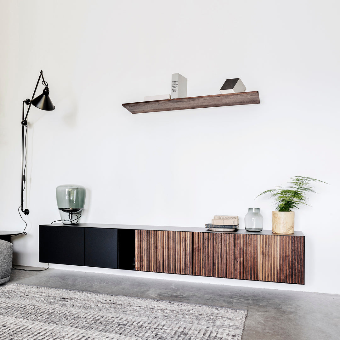 Houtmerk - Stalen wandmeubel Plato - Massief noten met Arpa Fenix Kasten Houtmerk