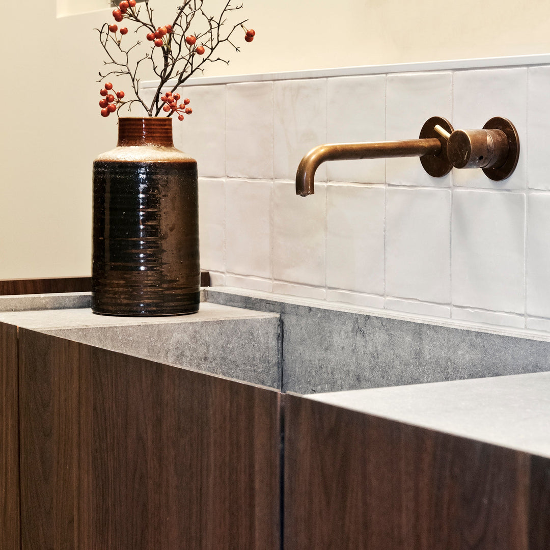 Houtmerk - Houten Badmeubel Niche - notenhout met verzonken natuursteen wastafel Badmeubels Houtmerk