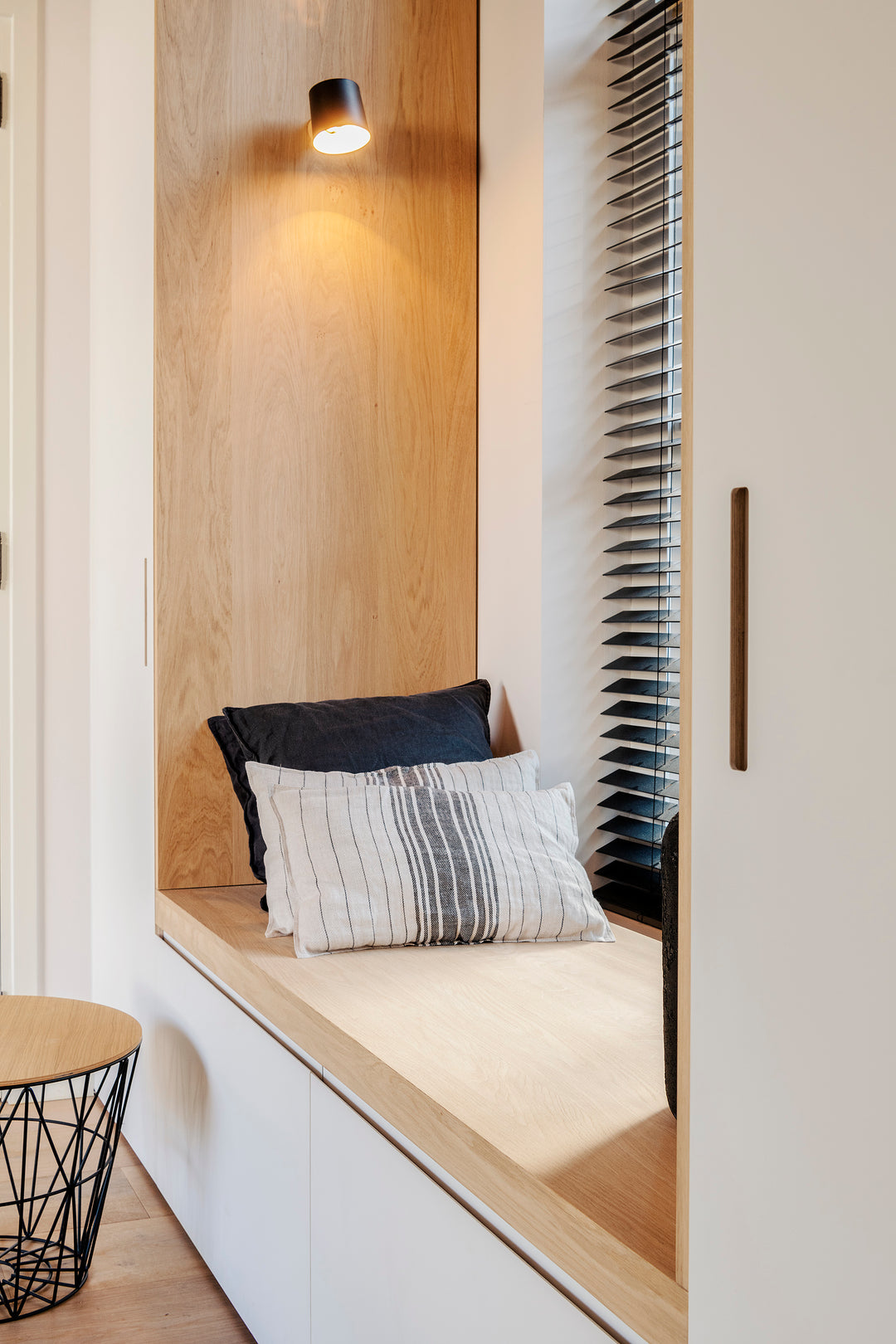 Houtmerk - Kast Buco 02 - Hoge kast met nis en zitelement Kastcombinatie Houtmerk