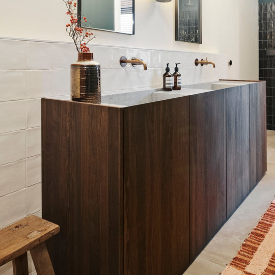 Houtmerk - Houten Badmeubel Niche - notenhout met verzonken natuursteen wastafel Badmeubels Houtmerk